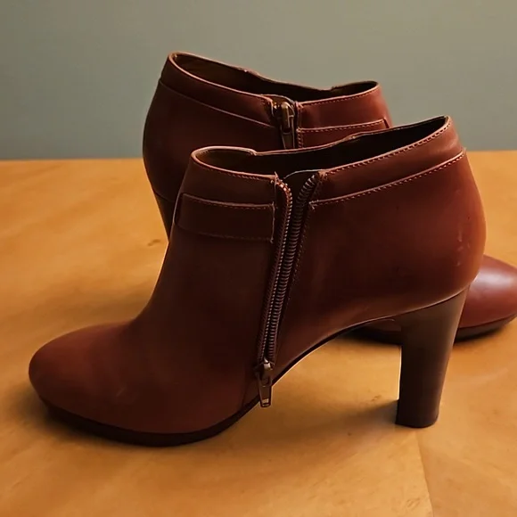 Designer Leather Booties! NWOT. Gorgeous Autumn caramel color. Size 7 1/2 - Picture 7 of 8